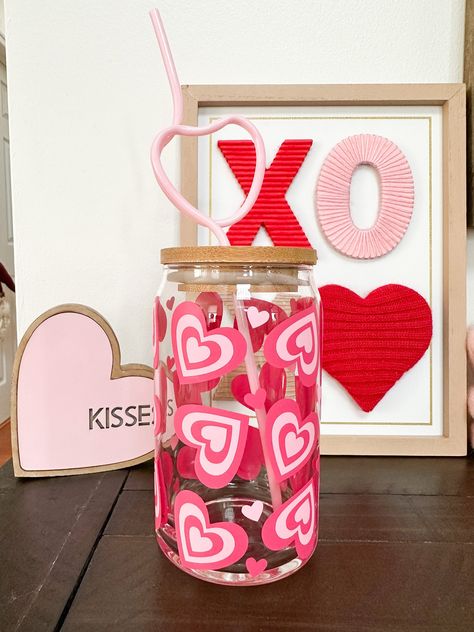 Clear Cup Design, Glass Cup Ideas, Glass Cup Painting, Valentine Cricut, Heart Coffee Cup, Valentines Ideas For Her, Glass Straw Cup, Glass Tumbler Design, Glass Iced Coffee Cup