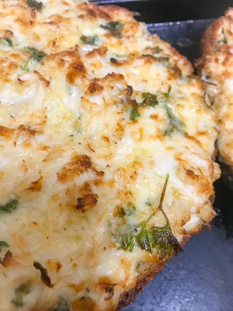 Cheesy Garlic Bread with Crab. Photo by Nicole Ruiz Hudson Cheesy Garlic Crab Bread, Crab Garlic Bread, Seafood Garlic Bread, Cheesy Crab Bread, Crab Bread Cheesy, Crab Bread Recipe, Crab Bread, Crab Photo, Foods At Home