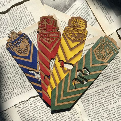 Carte Harry Potter, Harry Potter Themed Gifts, Harry Potter Font, Harry Potter Bookmark, Wooden Bookmarks, Harry Potter Painting, Creative Bookmarks, Theme Harry Potter, Bookmark Craft