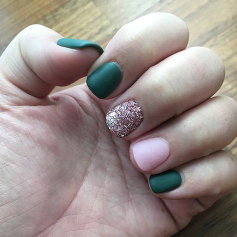 Dips and green gel with a matte topcoat. Hunter Green And Pink Nails, Green And Pink Manicure, Green Pink Nails Ideas, Army Green And Pink Nails, Green Rose Gold Nails, Dark Green And Pink Nails, Green And Rose Gold Nails, Green And Pink Nails, Mani Designs