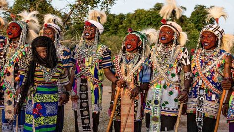 Wodaabe tribe - People and Culture - THE WORLD HOUR Tribes Of The World, Ritual Dance, Desert Festival, Married Woman, African Culture, Girls Wear, Men Looks, Girl Face, Beautiful World