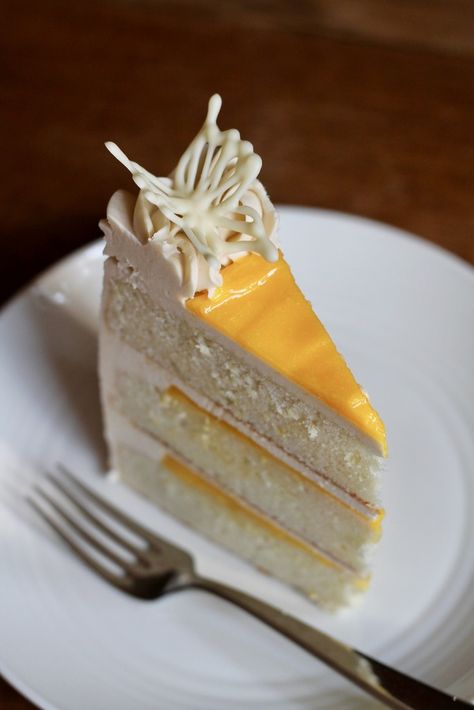 Lemon Sunshine Layer Cake with Lemon Curd and Marshmallow Buttercream | Korena in the Kitchen Cake With Lemon Curd, Lemon Curd Cake, Marshmallow Buttercream, Fruity Cake, Gourmet Cakes, Individual Cakes, Light Cakes, Lemon Dessert Recipes, Food Crush