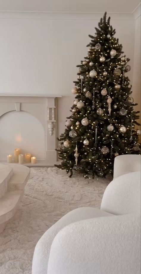 #christmas #christmasdecor #christmasornaments #christmastreeinspiration #christmastreeideas #christmastreedecorideas #minimal #minimalist #neutralhomedecor #neutralstyle #neutral #simple Christmas Tree Decor Minimalist, Modern Chic Christmas Tree, Minimal Christmas Tree Decor, Minimal Christmas Tree, Elegant Christmas Tree Decorations, Beige Christmas, Christmas Tree Inspo, White Christmas Tree Decorations, Minimalist Christmas Decor