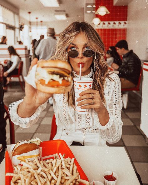 Tezza Barton at In-n-Out, LA Carrie And Big, Photo Voyage, Blogger Poses, Food Photoshoot, Shotting Photo, Photographie Inspo, Foto Poses, Foto Vintage, Trik Fotografi