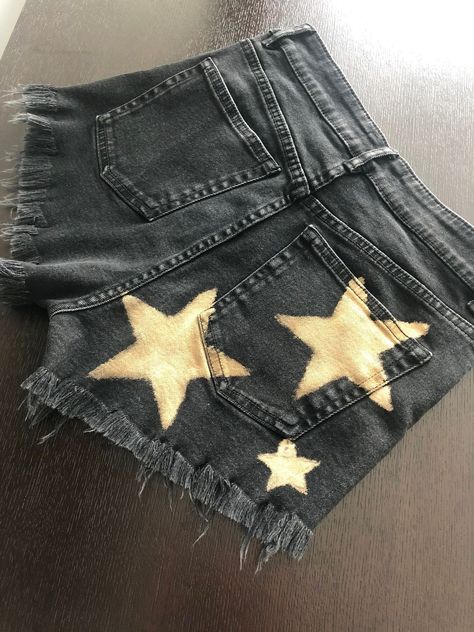 5e1b18c4c6a6d31695acbae3fd70ecc6 Glizzy Gobbler, Bleach Jeans Diy, Pocket Painting, Diy Denim Shorts, Diy Jean Shorts, Bleach Jeans, Paint Jeans, Bleach Shirt Diy, Bleaching Clothes