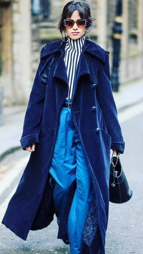 Long Blue Coat Outfit Winter, Long Trench Coat Outfit Street Styles, Blue Coat Street Style, Blue Trench Coat Outfit, Long Blue Coat, Blue Coat Outfit, Long Coat Outfit, Winter Typ, Trench Coat Outfit