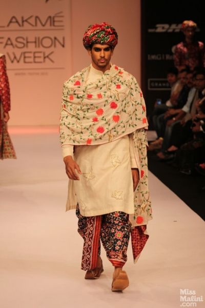 Gaurang's Patan Patola Collection at Lakme Fashion Week Motif Soutache, Gaurang Shah, Fusion Dress, India Fashion Men, Man Dress Design, Mens Traditional Wear, Pattern Blouses, Wedding Kurta, Wedding Kurta For Men