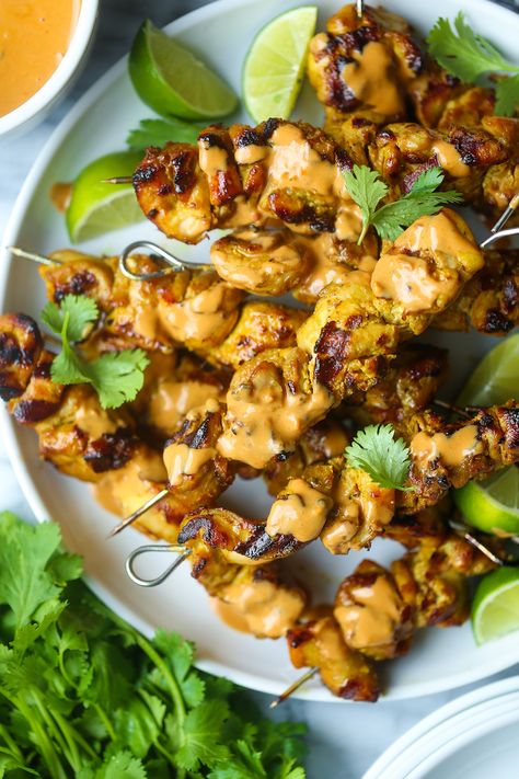 Satay Chicken Recipe, Chicken Satay With Peanut Sauce, Poulet Tikka Masala, Chicken Satay Skewers, Satay Recipe, Satay Chicken, Lemongrass Chicken, Lime Sauce, Chicken Satay