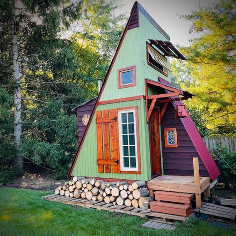 Tiny House Mountain Cabin, Lean To Cabin, Diy A Frame Cabin, Bunkie Ideas, Cabin Diy, Off Grid House, Diy Cabin, Upcycled Ideas, Tiny House Exterior