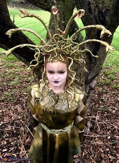 Medusa Costume Ideas, Diy Medusa Costume, Diy Medusa, Mythology Costumes, Medusa Halloween Costume, Medusa Headpiece, Halloween Outfit Ideas, Medusa Costume, Costume Guide