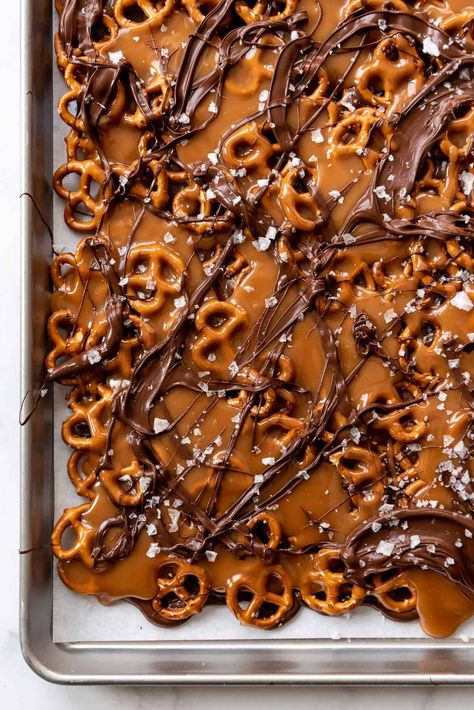 Introducing the most craveable homemade candy recipe ever, this Chocolate Caramel Pretzel Bark has it all! From chewy, buttery caramel to salty, crunchy pretzel twists, to rich dark chocolate, this treat is guaranteed to score major points with everybody who loves anything with pretzels, caramel, and chocolate. | chocolate caramel pretzel bars bark recipe | dark chocolate caramel pretzel bark recipe | salted caramel dark chocolate pretzel bark | dark chocolate sea salt caramel pretzel bark Chocolate Pretzel Dessert, Carmel Chocolate Pretzels, Chocolate Caramel Pretzel Bark, Chocolate Pretzels Recipe, Pretzel Bark Recipes, Salted Caramel Pretzel Bark, Caramel Pretzel Bark, Bark Candy, Pretzel Dessert