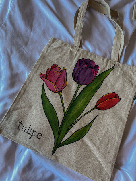 #totebag #tote #handmade #handpainted #custom #customart #handbag #totes #tulipe #tulips #flowers #farmersmarket #aesthetic #cutetote #giftidea #cute #summer #vibes #summervibes Toat Bag Painting, Painted Tote Bag Aesthetic, Totebag Lukis, Handpainted Totebag, Tote Bag Painting Ideas Aesthetic, Totebag Painting, Diy Totes, Cute Summer Vibes, Tote Bag Painting Ideas