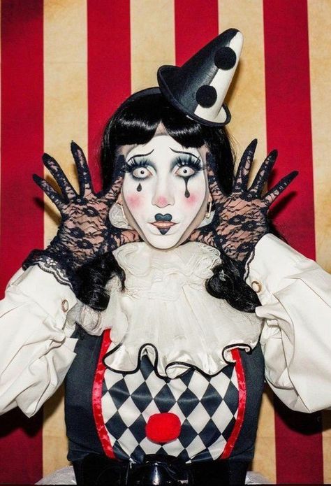 Unique Clown Costume, Clown Photoshoot Ideas, 1920s Clown, Vintage Clown Makeup, Victorian Clown, Circus Core, Clown Photoshoot, Pierrot Costume, Harlequin Clown