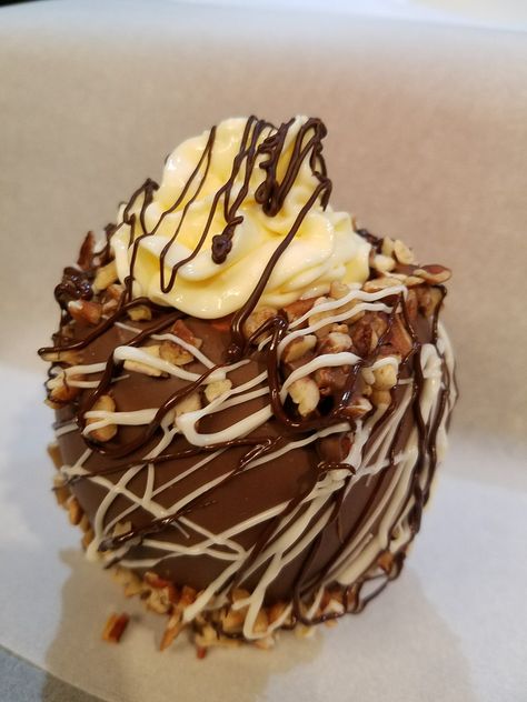 Cheesecake filled apples  with pecans Chocolate Covered Apples Filled With Cheesecake, Caramel Apples Halloween, Stuffed Apples, Gourmet Candy Apples, Covered Apples, Gourmet Caramel Apples, Chocolate Covered Apples, Gourmet Apples, Mini Dessert Cups