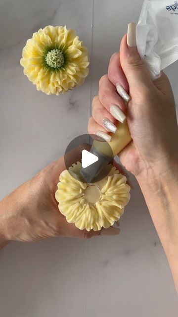 The Cupcake Floristry | Sydney 🔜 Adelaide 12th Feb on Instagram: "If only my piping was this quick 😅 …this is one of the flowers I teach in my floral buttercream bouquet workshop. Anyone can do this! DM for bookings 🧁 #sydneybakes #buttercream #edibleart #cupcakeinspo #sydneycupcakes #cupcakeartist #floralpiping #cakelove #cupcakes #cupcakeart #cupcakeoftheday #instacake #cakesofinstagram #christmascupcakes #floralcupcakes #buttercreamcupcakes #flowercupcakes #thecupcakefloristry #sydneyworkshops #decoratingreel #cupcakereels #bakingreels #cakereel #reelvibes" Cupcake Frosting Techniques, Buttercream Flowers Cupcakes, Buttercream Flowers Tutorial, Cupcake Flower Bouquets, Cupcakes Flores, Cupcake Piping, Cake Decorating Flowers, Frosting Flowers, Cupcake Videos