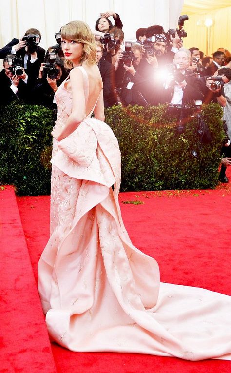 The Lady in PinkOscar de la Renta from Taylor Swift's Best Looks The songstress stunned in an Oscar de la Renta blush pink gown. Taylor Swift Met Gala, Best Met Gala Looks, Taylor Swift 2014, Taylor Swift Country, Taylor Swift Makeup, Taylor Swift 2006, Gala Looks, Lady In Pink, T Swift