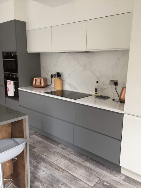 Light Grey Gloss Kitchen, Kitchen Ideas Grey, Modern Scandi Kitchen, Grey Gloss Kitchen, Renovation House, Scandi Kitchen, Kitchen Grey, Small Modern Kitchens, Gloss Kitchen