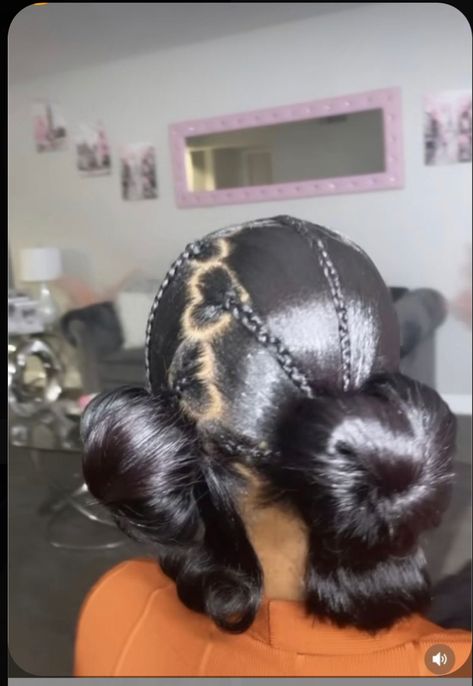 Candyland Hairstyles, Heart Part Slick Back, Quick Weave Hairstyles Synthetic Hair, Flat Hair Styles, Baddie Ponytail Hairstyles, Birthday Hairstyles Braids, Valentine Hairstyles, Heart Shaped Hair, Textured Pixie