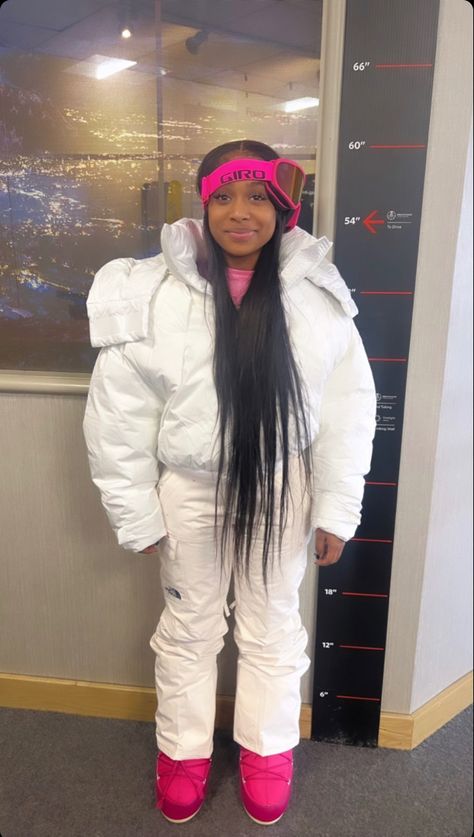 Ski Glasses Outfit, Poconos Outfit Winter, Ski Trip Outfit Black Women, Aspen Outfit Winter, Outfit Ski, Snow Outfits For Women, Winter Vacation Outfits, Ski Trip Outfit, Tennessee Outfits