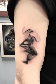 Tattoo Puntillismo, Neck Tattoo Cover Up, Kiss Tattoo, Lgbt Tattoo, Rosen Tattoo Frau, Kiss Tattoos, Black And Grey Tattoo, Back Of Neck Tattoo, Music Tattoo Designs