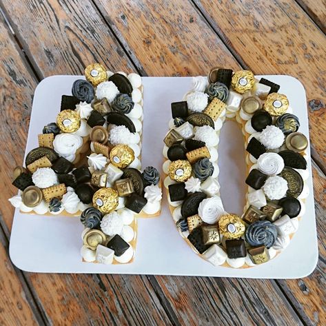 Michaela Horakova on Instagram: “Number cake na zlatocernobilou oslavu #numbercake #number #cake #vanillacake #vanilla #mascarpone #black #gold #white #instacake #instalike…” Number Cake Gold And Black, Black And White Number Cake, Black And Gold Number Cake, 40 Number Cake, Piping Ideas, Cupcake Boutique, Instagram Number, Pull Apart Cupcake Cake, Letter Cake