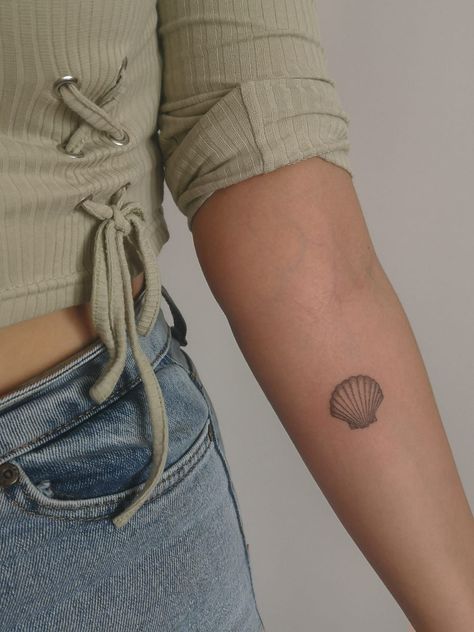 Scallop Seashell Tattoo, Seashell Wrist Tattoo, Shell Tattoos For Women, Scallop Tattoo, Scallop Shell Tattoo, Tattoos Line Work, Camino Tattoo, Sea Shell Tattoo, Seashell Tattoo