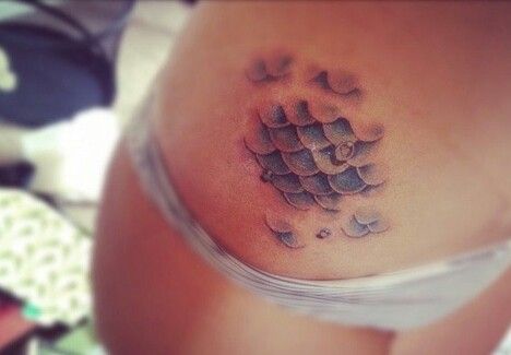 Tattoo Fish Scales/Escamas de Pez Mermaid Scales Tattoo Hip, Mermaid Skin Tattoo, Scales Tattoo, Mermaid Scales Tattoo, Mermaid Cave, Favorite Tattoos, Scale Tattoo, Tattoo Trend, Tattoo Color