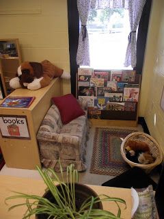 comfy just right size couch for the kids in a small corner of the room- great idea... to allow students to "get away" with their books Small Preschool Classroom Layout, Homeschooling Room, Reading Corner Classroom, Daycare Rooms, Bookshelf Wall, Preschool Rooms, Book Corner, Classroom Layout, Toddler Classroom