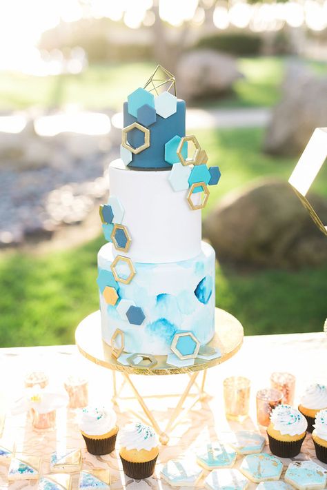 Wedding Cakes Gold, Cake Turquoise, Wedding Cakes Ideas, Geometric Cake, Wedding Cake Fresh Flowers, Elegant Birthday Cakes, Romantic Wedding Cake, Wedding Cake Table, Turquoise Wedding