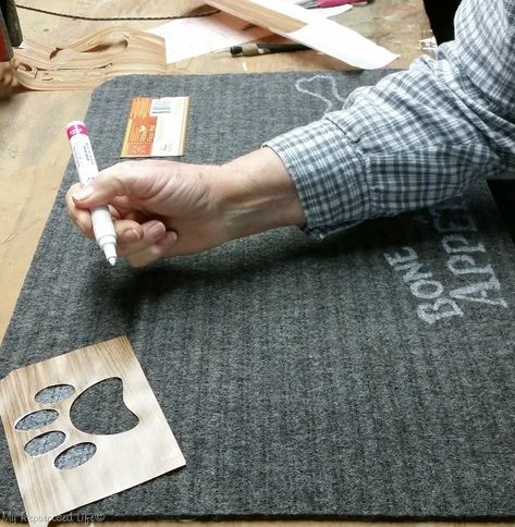 Dollar Store Dog Bowl Mat Dollar Store Candlesticks, Dog Coasters, Dogs Diy Projects, Sharpie Paint Pens, Cheap Fall Decor, Dog Bowl Mat, Dollar Tree Hacks, Dollar Store Hacks, Dollar Store Christmas