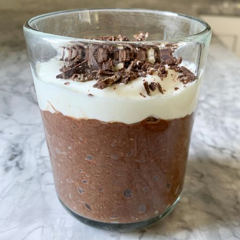 Chocolate Chia Pudding - Calla's Clean Eats Callas Clean Eats, Chia Pudding Recipes Healthy, Chia Recipe, Healthy Fiber, Chocolate Chia Pudding, Chocolate Oats, Oat Cakes, Chia Seed Pudding, Healthy Sweets Recipes