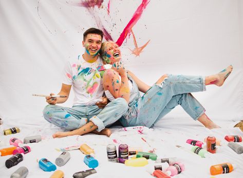 Canvas Painting Photoshoot Ideas, Painting Photoshoot Ideas Couple, Photoshoot With Paint, Paint Photoshoot Ideas, Paint Engagement Pictures, Paint Each Other Photoshoot, Paint Photoshoot Couple, Couple Painting Photoshoot, Family Paint Photoshoot