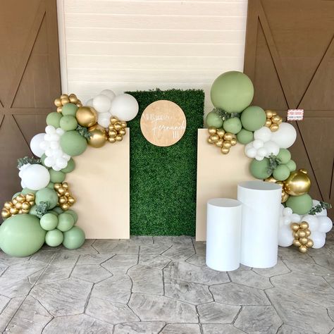 Green Grass Wall, Church Backdrop, Backdrop Inspiration, Shower Flowers, Grass Wall, Baby Shower Flowers, Engagement Party Decorations, Balloon Decor, Green Grass