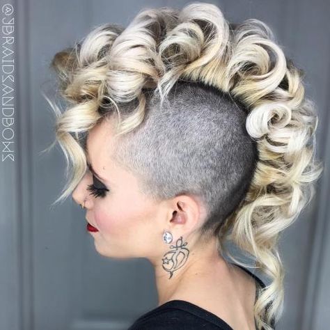 Curly Blonde Mohawk With Undershave Undercut Hairstyles Women, Curly Mohawk, Barrel Curls, Mohawk Hairstyles, Peinados Fáciles Para Cabello Corto, In Your Face, Undercut Hairstyles, Short Hair Styles Easy, Shaved Hair