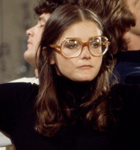 Margot Kidder 70s, 60s Glasses, 70s Glasses, Glasses Inspiration, Funky Glasses, Hairstyles With Glasses, Oversized Glasses, Vintage Glasses, Pose Reference Photo