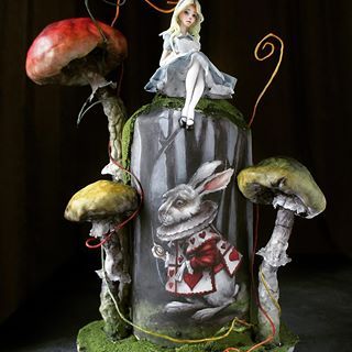 Elena Gnut, Alice Cake, Horror Cake, Topsy Turvy Cake, Cake Structure, Alice In Wonderland Artwork, Artist Cake, Wonderland Artwork, Alice In Wonderland Cakes