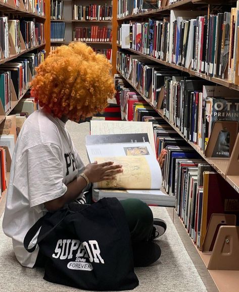 Curly Heads, Aesthetic Library, Aesthetic Dump, Princesa Tiana, Pics Inspo, Black Inspiration, Black Femininity, Black Hairstyles, Woman Reading