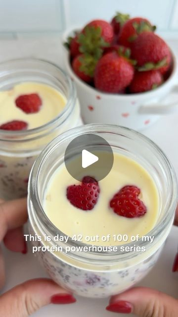 Alice | easy healthy recipes on Instagram: "STRAWBERRY WHITE CHOCOLATE OVERNIGHT OATS 🍓❤️

This is day 42/100 of my series PROTEIN POWERHOUSES 💪🏻 where I will be sharing a new high protein breakfast using different protein sources for 100 days, to show you that breakfast doesn’t have to be boring or repetitive. 

Day 42 is one of my favourite meal prep recipes - delicious, creamy and healthy strawberry overnight oats.

Macros per serve (serves 1) 
Calories: 440 P:23g C: 60g F:12g 

*exact macronutrient values will depend on the type of brand, type and exact quantities of products used.

INGREDIENTS 👩🏻‍🍳 (per serving) 
🍓 40g oats 
🍓 20g @myprotein vanilla protein (use the code in my bio for the best discount!) 
🍓 60ml milk 
🍓 50g chopped strawberries 
🍓 1/2 tbsp white chocolate c Overnight Oats Macros, White Chocolate Overnight Oats, Strawberry White Chocolate, Strawberry Overnight Oats, Chocolate Overnight Oats, Meal Prep Recipes, Healthy Strawberry, Recipes Delicious, High Protein Breakfast