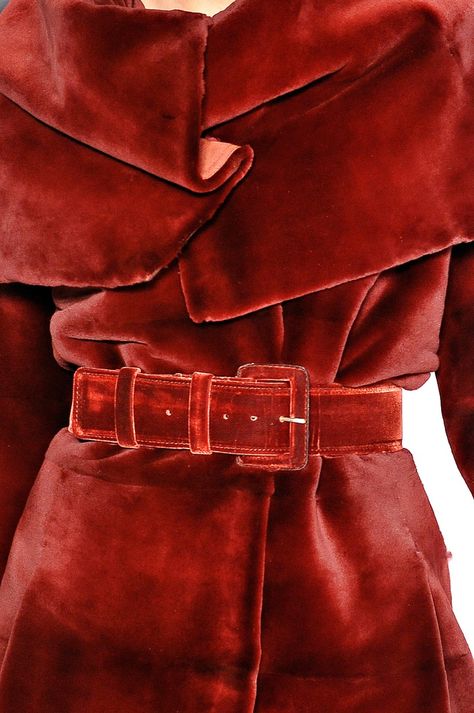 Velvet Coat, Ciel Phantomhive, Seville, Carolina Herrera, Looks Vintage, Shades Of Red, Red Fashion, Fashion Details, Look Fashion