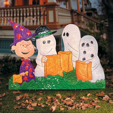 Celebrate the 50th anniversary of "It's the Great Pumpkin, Charlie Brown” with our outdoor Halloween decoration featuring Lucy and the sheet-covered members of the Peanuts gang out treat-or-treating. Charlie Brown Halloween Decorations, It's The Great Pumpkin Charlie Brown, Halloween Yard Art, Great Pumpkin Charlie Brown, It's The Great Pumpkin, Peanuts Halloween, The Great Pumpkin, Charlie Brown Halloween, Halloween Scarecrow