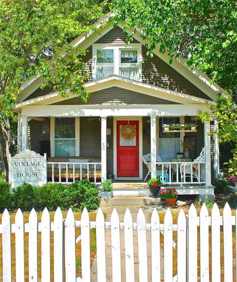 The Vintage House in Overland Park Kansas Farmhouse Exterior Paint Colors, Tiny House Plans Small Cottages, Small Cottage Designs, Cottage House Exterior, Home Designs Exterior, Small Cottage House Plans, Small Cottage Homes, Small Cottages, Best Tiny House