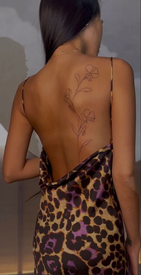 Simplistic Back Tattoo Women, Women Dainty Sleeve Tattoo, Flower Vine Tattoo On Back, Fine Line Back Flower Tattoo, Assymetrical Back Tattoo, Violet Back Tattoo Women, Womens Simple Back Tattoos, Asthetic Tattoos Woman Back, Back Of Arm Line Tattoo