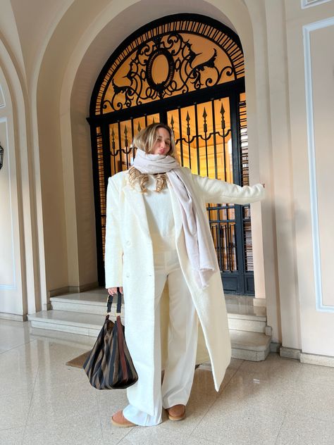 Winter White Coat Outfits, Long Cream Jacket Outfit, White Long Coat Outfit, Long White Coat Outfit, Cream Coat Outfit, White Trench Coat Outfit, Maxi Coat Outfit, Bubble Jacket Outfit, Oversized Coat Outfit