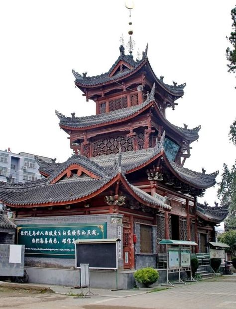 Dongguan Village, Hui County, Gansu Province, China. China Mosque, Dongguan China, City Builder, Beautiful Mosque, Beautiful Mosques, Dongguan, Gothic Architecture, Islamic Architecture, World Cultures