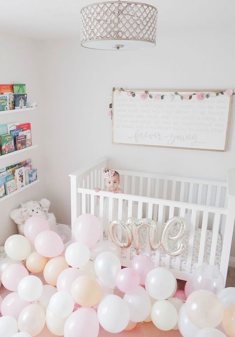 Balloon Crib First Birthday, 1st Bday Diy Decorations, Balloons In Crib First Birthdays, First Birthday Diy Photoshoot, One Balloon 1st Birthdays, Simple First Birthday Girl, Diy First Birthday Photoshoot, First Birthday Diy, 1st Birthday Ideas