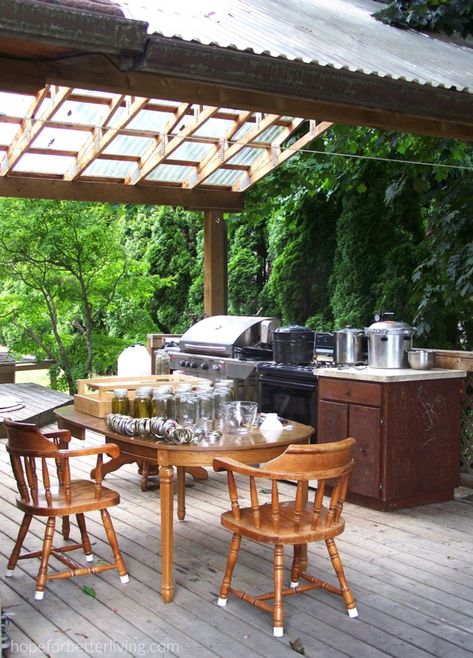 Outdoor Canning Kitchen, Canning Granny, Kitchen Arrangement, Canning Kitchen, Wood Stove Cooking, Canned Food Storage, Canning Tips, Farm Lifestyle, Summer Dining