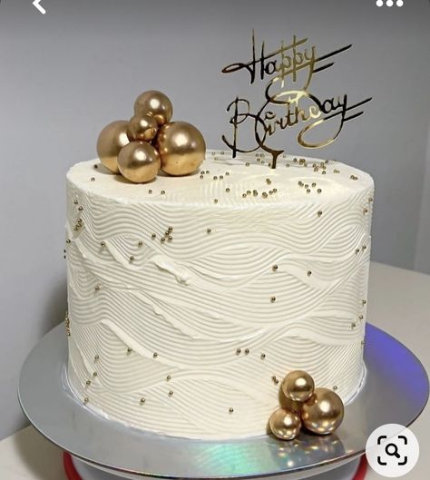 Green And Gold Cake Birthday For Men, 27 Birthday Cake Ideas For Her, Golden Birthday Food Ideas, Gold And White Cakes, Golden Cake Birthday, Cake Ideas 18th Birthday, White And Golden Cake, Boyfriend Birthday Cake, Simple Cake Ideas