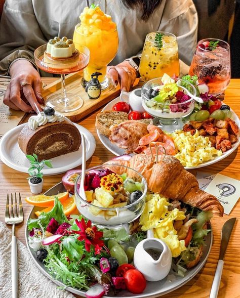 Trending Restaurant Food, Italian Breakfast Ideas, Fancy Breakfast Aesthetic, Breakfast Plate Presentation, Breakfast Plate Ideas, Brunch Plating, Breakfast Plating, Fathers Day Breakfast, Food On Table