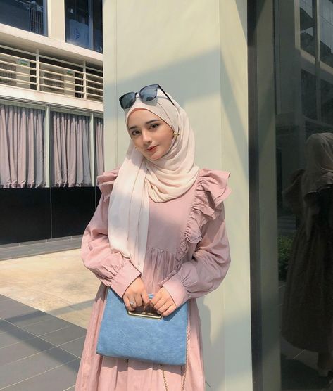 Gamis Pink, Pink Hijab Outfit, Photography Hijab, Modest Hijab Outfits, Outfit Rok, Pink Hijab, Aesthetic Ootd, Hijab Ootd, Hijab Outfits