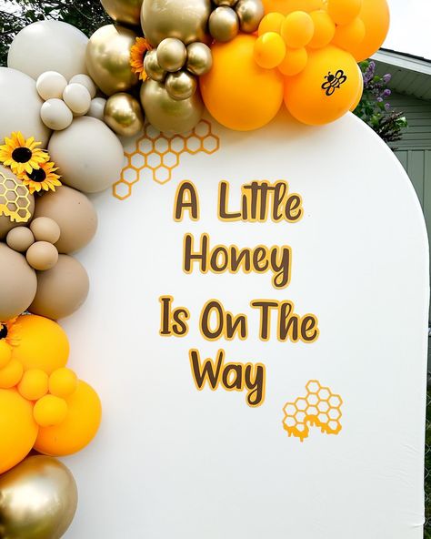 Honey Bee Baby Shower 🐝 #babyshowerskelowna #babyshowerslakecountry #lakecountrybabyshowers #beebabyshower #kelownadecor Yellow Themed Baby Shower Ideas, Baby Shower Honey Bee Theme, Fall Girl Baby Shower Ideas, Honey Bee Theme, Announcement Photoshoot, Honey Bee Baby Shower, Baby Announcement Photoshoot, Country Baby Shower, Baby Shower Theme Decorations